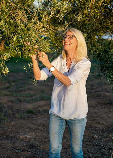 Elke Quodt im Olivenhain in Apulien